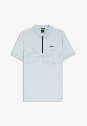 Lichtblauw poloshirt met korte mouwen, zwarte ritssluiting, subtiel wolkenpatroon en "BOSS"-logo op de linkerborst.