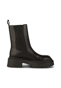 Svart läderankelboot med elastiska sidopaneler, kraftig sula och dragflik. Slät yta och rund tådesign.