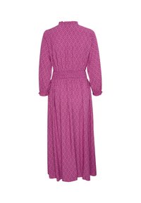 Duga haljina s dugim rukavima, ružičaste boje, s geometrijskim uzorkom, skupljenim strukom i visokim ovratnikom. Tkanina ima glatku teksturu s elastičnim detaljima na manžetama.