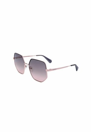 Occhiali da sole esagonali con lenti colorate, sottili montature in metallo oro rosa e terminali delle aste neri, poggiati su sfondo bianco.