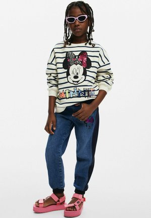 Csíkos pulcsi Minnie Mouse mintával; kék farmer melegítőnadrág oldalsó panelekkel; rózsaszín szandál állítható pántokkal és vastag talppal.