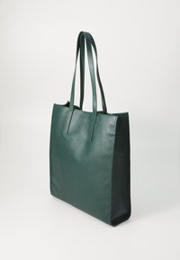 Vihreä nahkainen olkalaukku, jossa on kaksi pitkää kahvaa, suorakulmainen muoto, sileä pinta ja minimalistinen muotoilu.