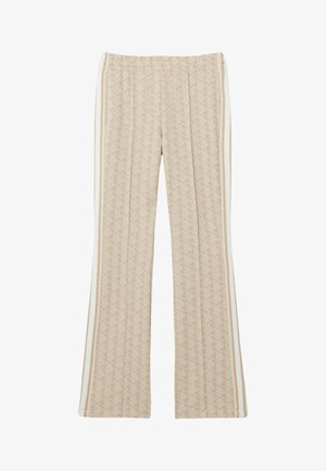 Pantalon beige évasé avec un motif géométrique subtil et des rayures verticales blanches et beiges le long des jambes extérieures.