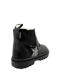Stivaletto nero in pelle, con dettaglio a stella glitterata e pannelli elastici laterali. Suola robusta con battistrada texturizzato.