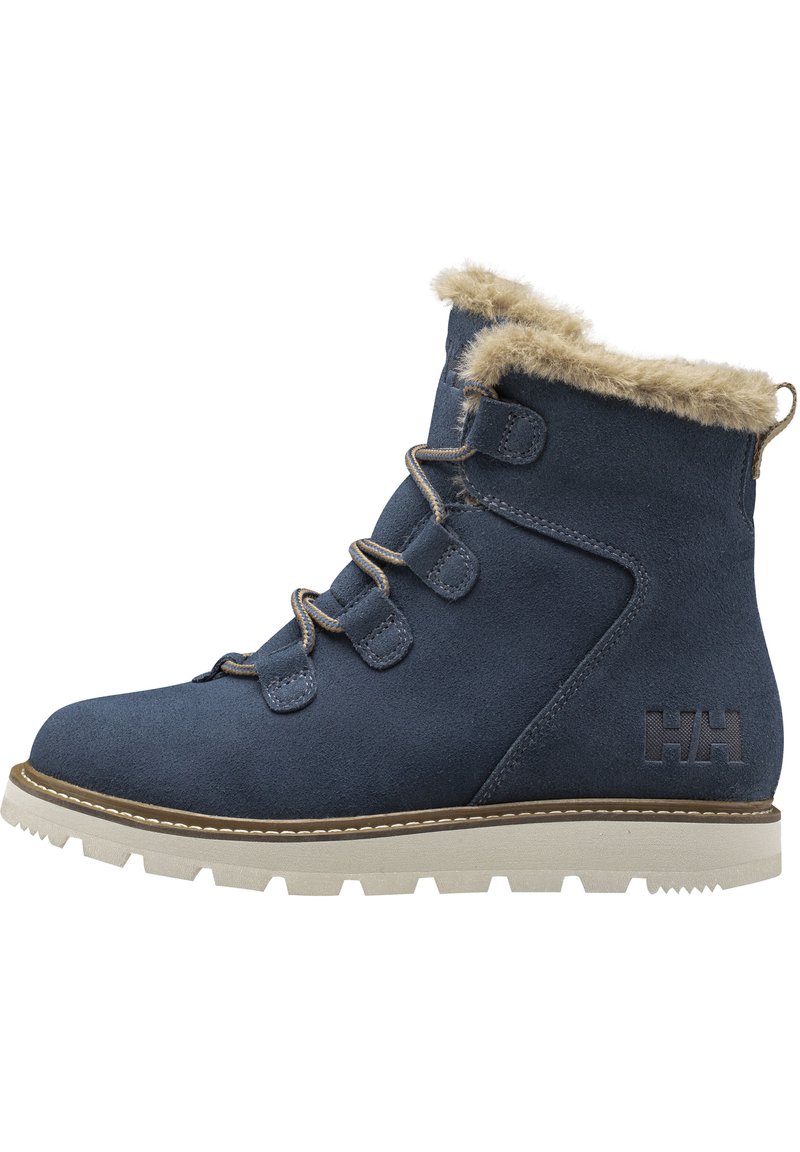 Botas de ante azul marino con borde de pelo sintético, diseño de cordones, suela blanca de goma rugosa y logo en relieve en el lateral.