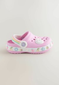 Zoccolo di plastica rosa con fori di ventilazione, decorato con un coniglio e disegni floreali colorati lungo la suola. Include un cinturino arcobaleno.