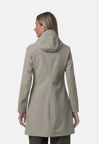 Cappotto impermeabile grigio chiaro con cappuccio, maniche lunghe e tasche laterali. Presenta dettagli delle cuciture e una silhouette leggermente svasata.