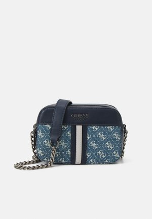 Blå denim crossbody taske med et hvidt og navy stribet design, en kædetraspe og logo detaljering på forsiden.