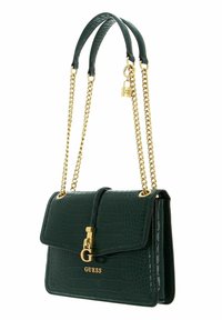 Groene faux krokodillenleren handtas met een gouden kettinghengsel en slotdetail. Voorzien van een klep-sluiting en het ingekraste merklogo aan de voorkant.