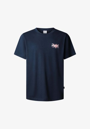 Marineblaue T-Shirt mit kurzen Ärmeln, einem kleinen Union-Jack-Flaggen-Emblem auf der linken Brust und einem Rundhalsausschnitt.