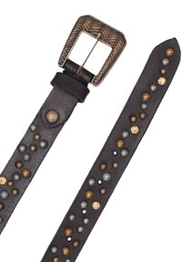 Zwarte leren riem met een gestructureerde messing gesp, versierd met ronde metalen studs in brons-, zilver- en goudtinten langs de hele lengte.