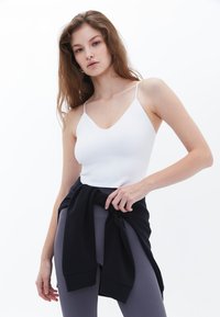 OXXO V-NECK SEAMLESS CROP - Top - white