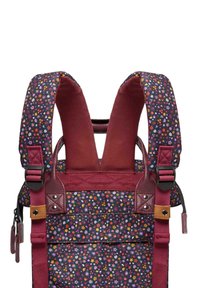 Blumenmuster-Rucksack aus dunklem Stoff mit kastanienbraunen Trägern, ausgestattet mit verstellbaren Clips, Lederakzenten und einem Reißverschlussfach.