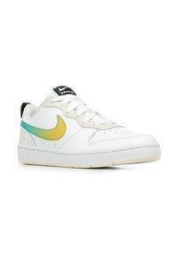 Witte Nike sneakers met een gele en turquoise swoosh, voorzien van een gestructureerd patroon op de hiel en witte veters, rustend op een lichtgekleurde zool.