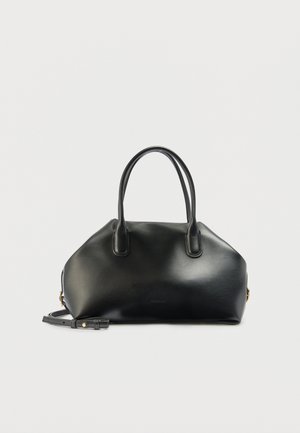 Schwarze Lederhandtasche mit abgerundeten oberen Griffen und abnehmbarem Schulterriemen vor einfarbigem weißem Hintergrund.