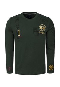 Bavlněná košile s dlouhým rukávem v tmavě zelené barvě, zdobená vyšívanými motivy a textem ve zlaté a vínové barvě. Výrazné erby a grafické akcenty jsou také součástí designu.