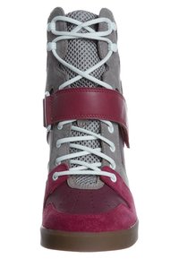 Szare zamszowe i siateczkowe sneakersy za kostkę z bordowymi akcentami, z białymi sznurówkami i paskiem dla dodatkowego wsparcia. Teksturowana gumowa podeszwa.