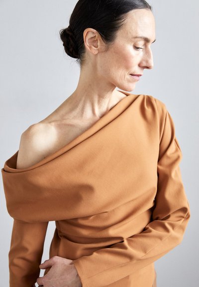 A.W.A.K.E. MODE OFF SHOUDER ASYMMETRIC LONGSLEEVE - Pusero - ginger