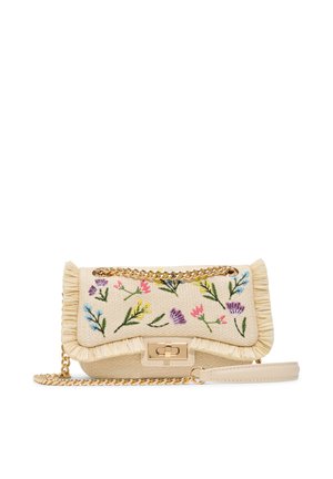 Sac à main beige texturé avec broderie florale multicolore, bordure à franges, bandoulière chaîne dorée et fermoir rectangulaire doré sur fond blanc.