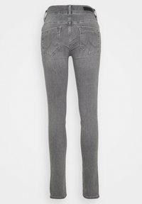 Jean en denim gris avec une coupe slim, taille mi-haute, deux poches arrière avec des détails de couture et une texture lisse.