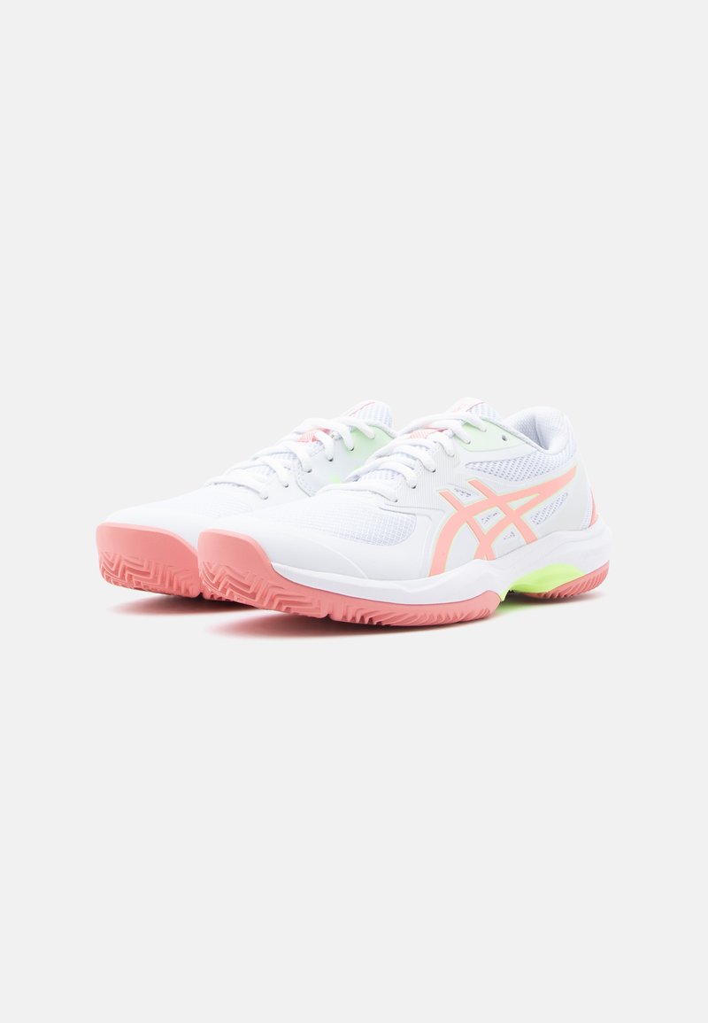 Chaussures de sport blanches avec des panneaux en mesh, dotées d'accents roses et vert clair. La semelle extérieure présente un motif texturé pour l'adhérence.