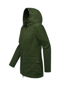 Jachetă verde cu glugă, cu fermoar în față, două buzunare mari cu nasturi și un design ușor ajustat. Fabricată dintr-un material durabil cu o finisare mată.