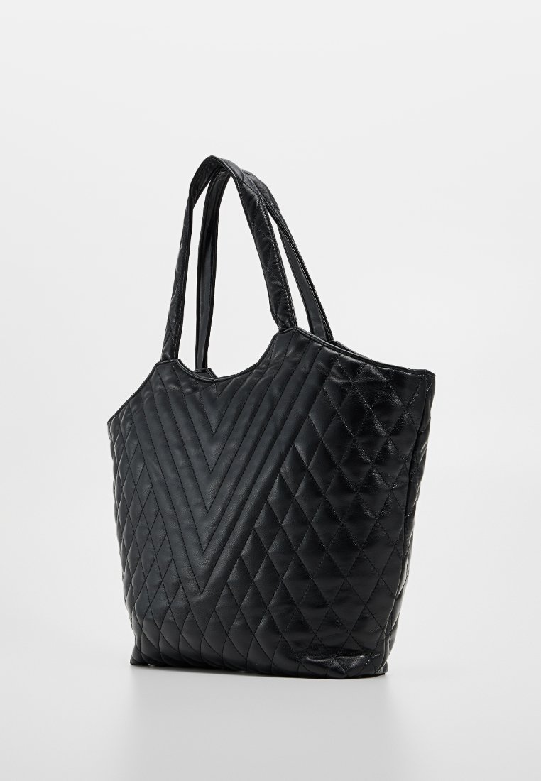 Sac en cuir matelassé noir avec double bandoulière, présentant des motifs de piqûres en chevron et en losange sur un fond uni.