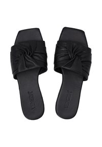 Sorte læder slide sandaler med et knyttet design henover toppen, der har en flad firkantet tå og en glat overflade på sålen.