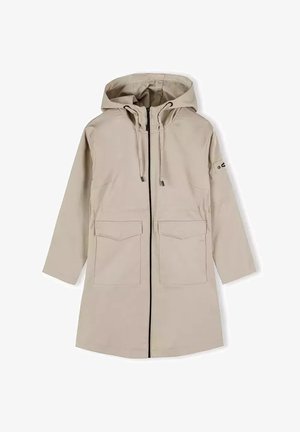 Beżowy długi płaszcz z kapturem, z zamkiem błyskawicznym z przodu, sznurkami w kapturze, dwoma przednimi kieszeniami z klapami oraz małą naszywką na lewym rękawie.