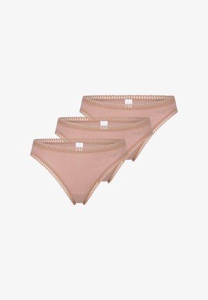 Trzy pary kobiecej bielizny w kolorze nude z delikatnym koronkowym wykończeniem i gładką teksturą. Każda para ma prosty krój i elastyczny pas.