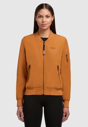 Oranje bomberjack met een ritssluiting aan de voorkant, ribgebreide manchetten en taille, met zwarte ritszakken en een geborduurd logo op de borst.