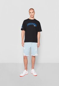 Karl Kani HEAVY DISTRESSED - Džinsa auduma šorti - bleached blue