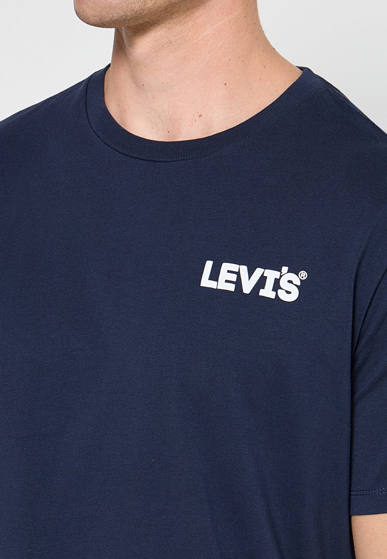 Camiseta de algodón de color azul marino con mangas cortas, cuello redondo y el logo blanco "LEVI'S" en el pecho izquierdo. Textura suave, corte clásico.