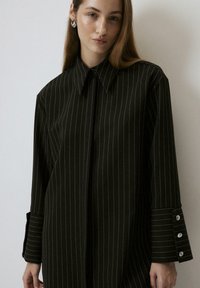 WIDE CUFF STRIPED - Bluza s gumbima - black