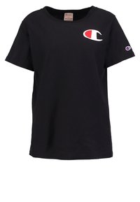 Camiseta de algodón negra de manga corta, cuello redondo, con un logo blanco y rojo en el pecho y un pequeño logo en la manga izquierda.