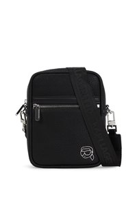 Zwarte textuur crossbodytas met een ritsluiting, verstelbare schouderband en zilveren hardware. Heeft een logo-detail aan de voorkant.
