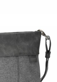 Grau Stofftasche mit einer oberen Lederriemen, verstellbarem Tragegurt und einem strukturierten Muster. Verfügt über ein Logoschild und metallische Hardware-Akzente.