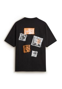 Sort bomulds t-shirt med abstrakte trykte lapper i orange og hvid på ryggen. Designet med en klassisk rund hals og korte ærmer.