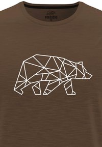 Braunfarbenes T-Shirt mit einem großen, geometrischen weißen Bärendesign. Der Stoff hat eine glatte Textur und eine klassische Rundhalsform.
