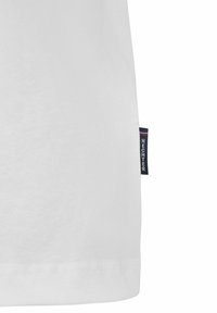 Witte katoen t-shirt met een rechte snit en een klein marineblauw label met de tekst "HECHTER" aan de linkerkant onderaan.