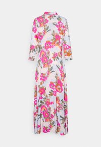 Robe fleurie avec des manches trois-quarts, présentant un fond bleu clair, des fleurs roses vives et orange, et une longueur midi.