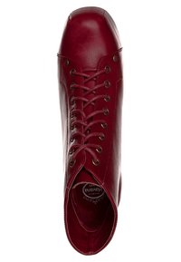 Bordeaux leren hoge sneaker met ronde neus, metalen oogjes en ton-sur-ton veters. Gladde textuur met een gepolijste afwerking.