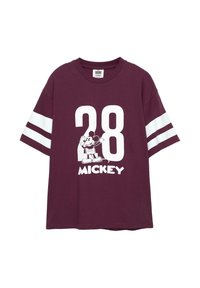 Bordeaux katoenen T-shirt met witte gestreepte mouwen, voorzien van een grote "28" en een afbeelding van Mickey Mouse naast de tekst "MICKEY."
