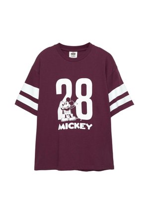 T-shirt en coton bordeaux avec des manches rayées blanches, arborant un grand "28" et un graphique de Mickey Mouse accompagné du texte "MICKEY."
