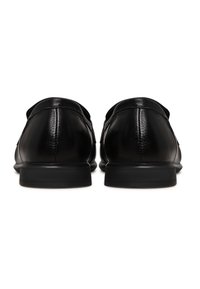 Zwarte leren schoenen met een gladde textuur, een ronde achterkant en een lage rubberen zool, met minimale stiksels langs de naden.