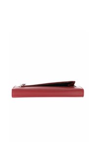 Portefeuille fin en cuir rouge partiellement ouvert, montrant une fermeture éclair argentée sur un fond blanc.