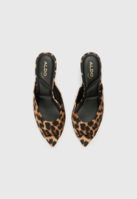 Leopárdmintás slingback sarkú cipők hegyes orral, fekete belső béléssel és ALDO logóval. Puha anyag és elegáns dizájn.