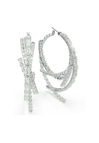 Silberne Creolen mit klaren rechteckigen und rund facettierten Kristallakzenten, die ein gestaffeltes Design aufweisen, das Tiefe und Dimension verleiht.