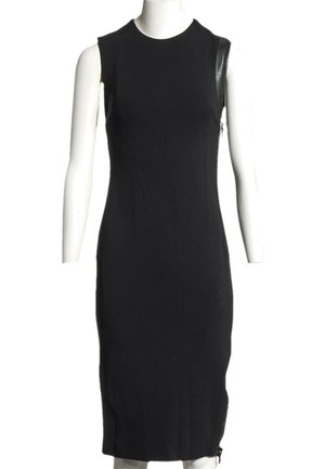 Ärmelloses schwarzes Knielanges Kleid mit rundem Ausschnitt und seitlichem Reißverschluss an einem weißen Schaufensterkörper.