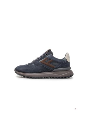 Navyblauwe suède sneaker met bruine leren accenten, beige hieltab en donkergrijze rubberen zool met textuur voor grip, zijaanzicht.